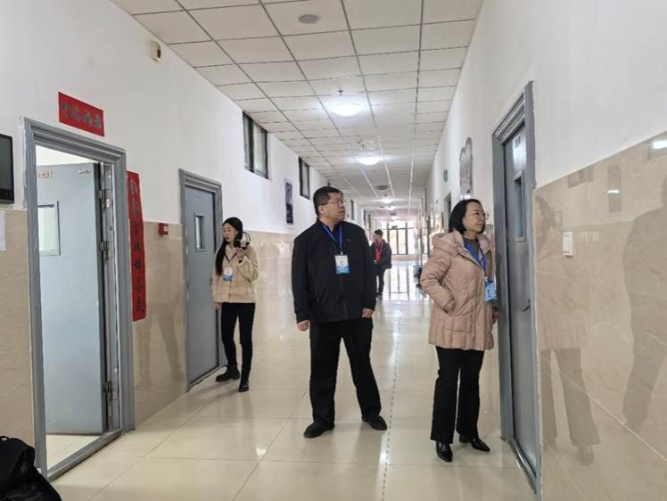 人们站在房间里 AI 生成的内容可能不正确。