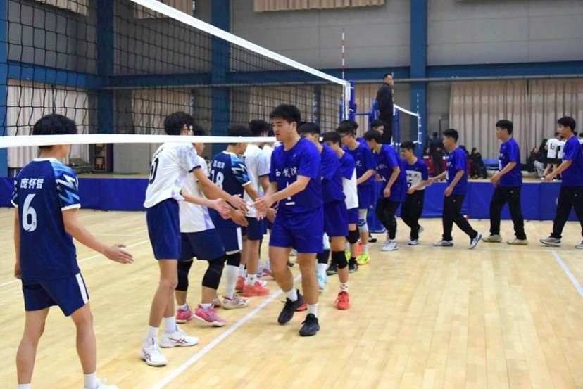 一群人站在排球 AI 生成的内容可能不正确。