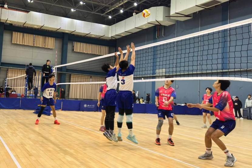 一群小孩在运动 AI 生成的内容可能不正确。