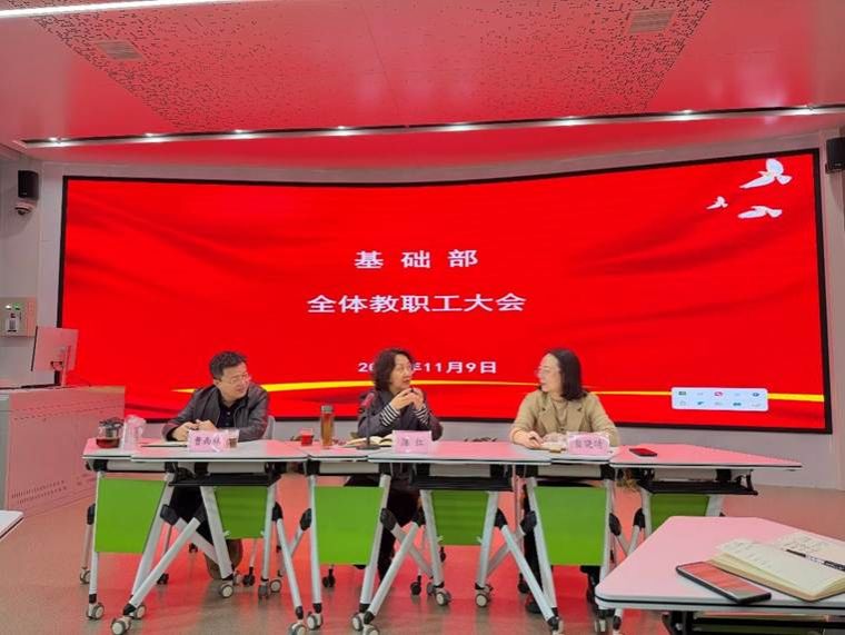 电视萤幕里有许多人 AI 生成的内容可能不正确。