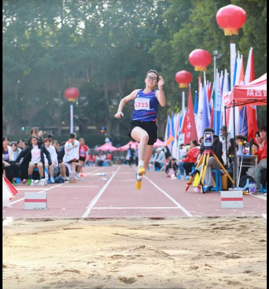 一群人在沙滩上玩飞盘 AI 生成的内容可能不正确。