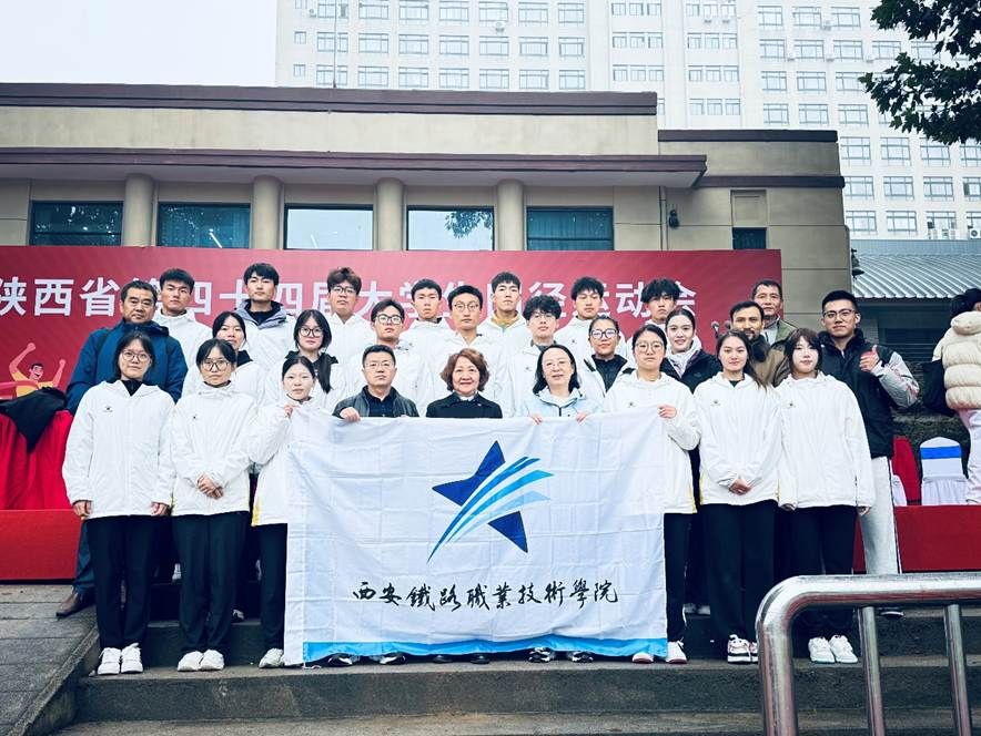 一群人在建筑物前合影 AI 生成的内容可能不正确。